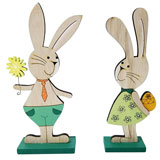 coppia innamorata di coniglietti con uova e fiori