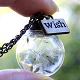 ciondolo contenente un soffione vero