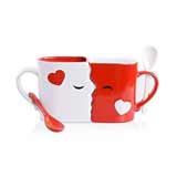 coppia di tazze che si incastrano in un bacio