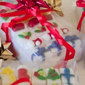 scatola di cubetti di zucchero decorati con motivi natalizi